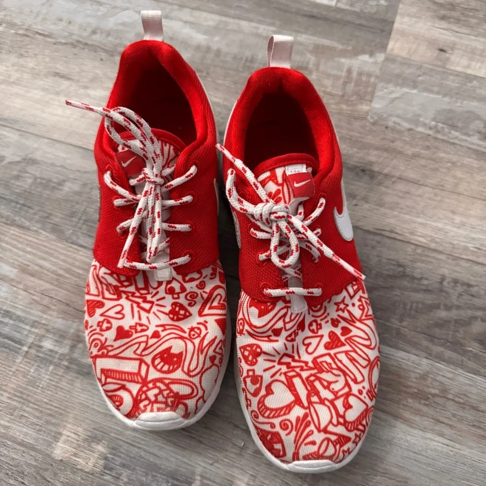 Nike Roshe One Youth Sneakers Red White Heart Print Size 4.5Y